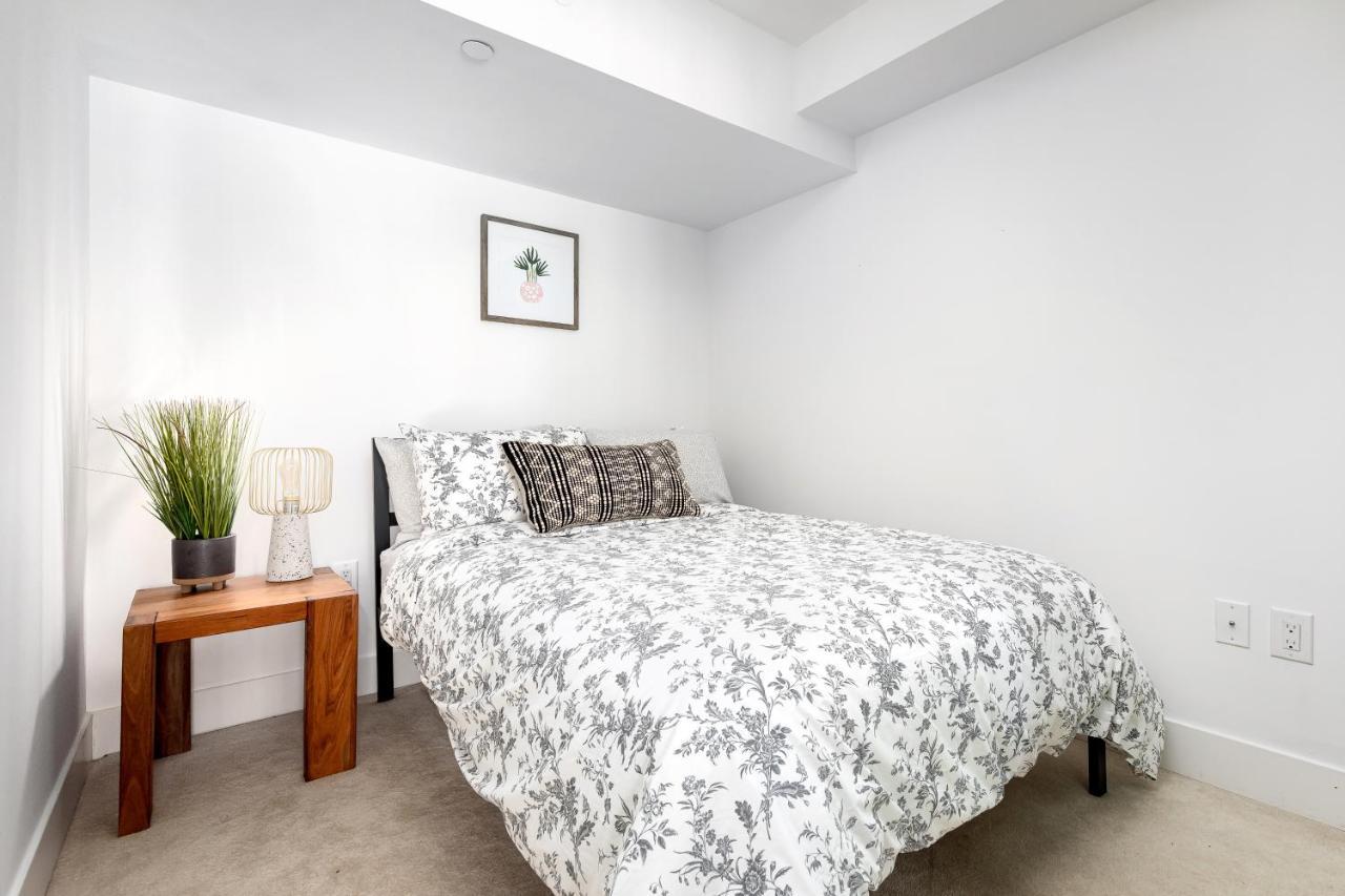 Upscale & Modern 2Bd + Den 2Ba Heart Of Downtown! Apartment Toronto Exterior foto