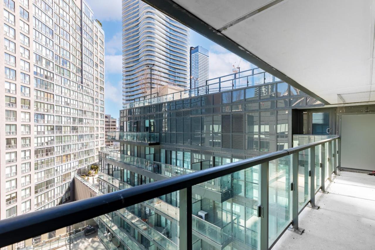 Upscale & Modern 2Bd + Den 2Ba Heart Of Downtown! Apartment Toronto Exterior foto